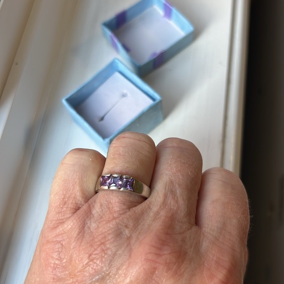 925 silver women’s ring, (3) Amethyst stones (unsure real or simulated) … - Picture 4 of 7